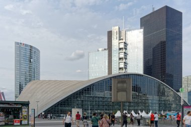 La Defense, Paris, Fransa 'nın merkez ticaret bölgesi, ulusal tatilde (14 Temmuz 2025)