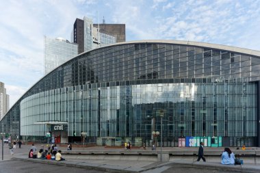 La Defense, Paris, Fransa 'nın merkez ticaret bölgesi, ulusal tatilde (14 Temmuz 2025)