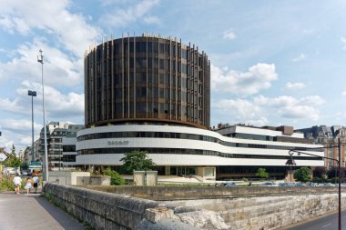 La Defense, Paris, Fransa 'nın merkez ticaret bölgesi, ulusal tatilde (14 Temmuz 2025)