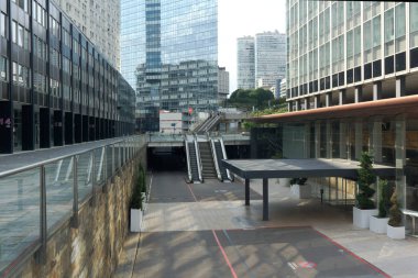 La Defense, Paris, Fransa 'nın merkez ticaret bölgesi, ulusal tatilde (14 Temmuz 2025)