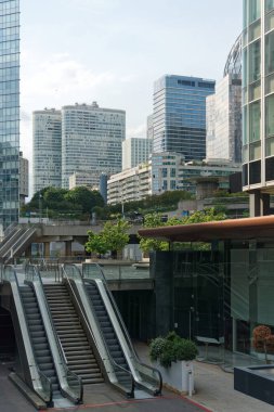 La Defense, Paris, Fransa 'nın merkez ticaret bölgesi, ulusal tatilde (14 Temmuz 2025)
