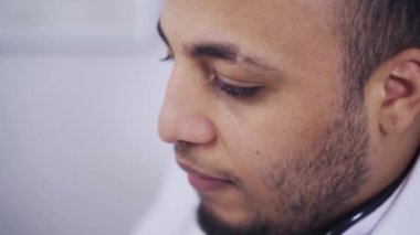 Yakın plan Afro-Amerikan doktoru, dünya üzerindeki tüm insanları kurtaracak bir ilaç konsepti.