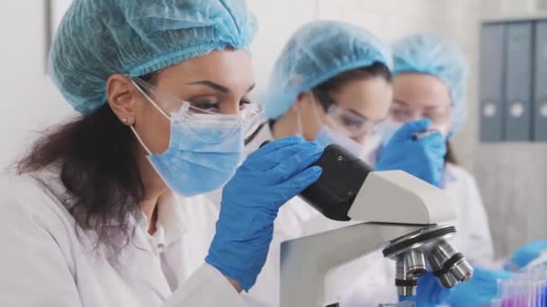 医学发展实验室 一位美丽的非洲裔美国妇女的肖像 显微镜下观察的科学家 人们行医 高级实验室的生物技术研究 图库视频