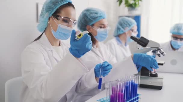 Team Multinational Laboratory Technicians Conducts Medical Research Vídeo De Stock