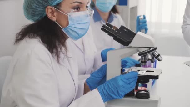 医学发展实验室 一位美丽的非洲裔美国妇女的肖像 显微镜下观察的科学家 人们行医 高级实验室的生物技术研究 视频剪辑