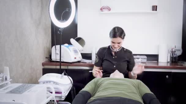 Man Beautician Microcurrent Procedure Beauty Procedures — Stok video