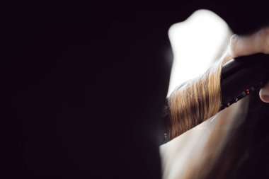 Saç maşasına yakın plan Altın rengi kahverengi saçlar.