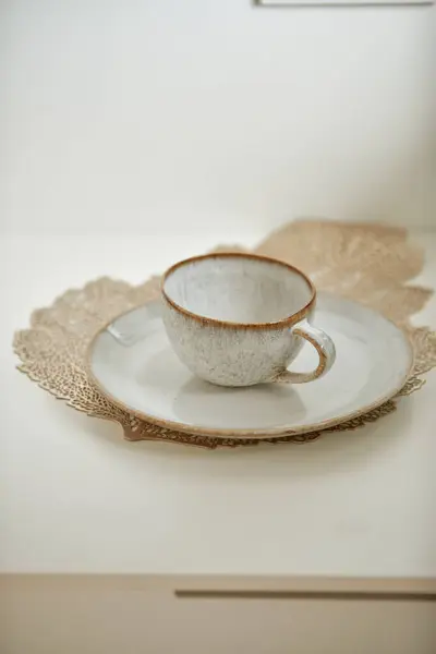 Dantel dantelli fincan ve çay tabağı.