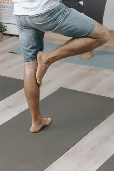 Adam yoga minderinde dört ayak geriyor.