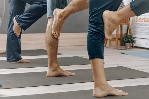Grup yoga minderleri üzerinde baldır kası yapıyor.