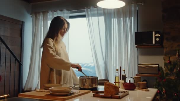 Domowe Gotowanie Zimowe Kobieta Przygotowuje Jedzenie Przytulnym Domu Mountain Kuchnia — Wideo stockowe