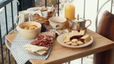 Alpli Balkon Kahvaltısı Taze Citrus, Çeşitli Etler, Peynir ve Rustik Arkaplanlı Pastalar