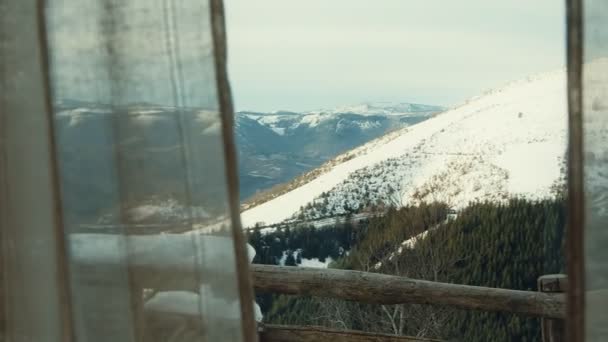 Vinterpanorama Genom Ett Rustikt Fönster Snötäckta Berg Och Skog Sedd — Stockvideo