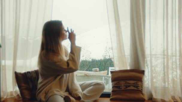 Kış Yansımaları Genç Kadın Saf Perdelerin Arasında Dağ Manzarasının Tadını — Stok video