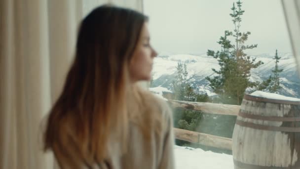 冬の反射 キャビンウィンドウから雪山の範囲を見下ろす広範な女性のプロフィール — ストック動画
