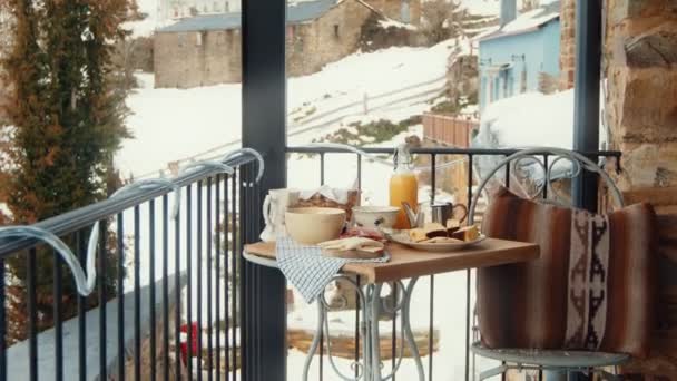 Sıcak Kış Balkon Kahvaltısı Taze Portakal Suyu Zanaatkar Ekmeği Karlı — Stok video
