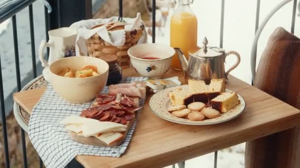 Приглашаем Позавтракать Альпийском Балконе Свежем Цитрусовом Разнообразном Мясе Сыре Выпечке — стоковое видео