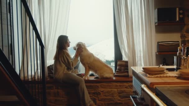 Herzerwärmendes Hausleben Frau Und Ihr Treuer Hund Genießen Den Bergblick — Stockvideo