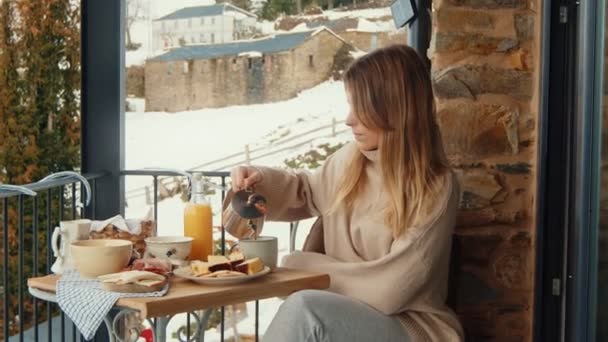 Lugn Vintermorgon Ung Kvinna Hälla Kaffe Snöig Balkong Med Vintage — Stockvideo