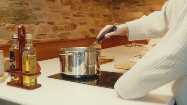 Komfort Kulinarny Kobieta Przytulnym Swetrze Przygotowująca Jedzenie Ciepłym Rustykalnym Otoczeniu — Wideo stockowe