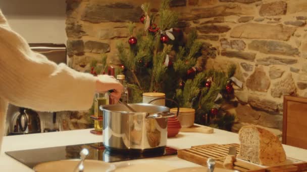 喜庆的厨房准备工作 用装饰过的圣诞树和古朴的石墙环境烹调节日 — 图库视频影像