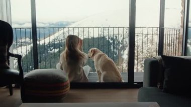 Bir Kadın ve Köpeği Çağdaş Ev 'den Rüzgâr Dağları' na Bakıyorlar