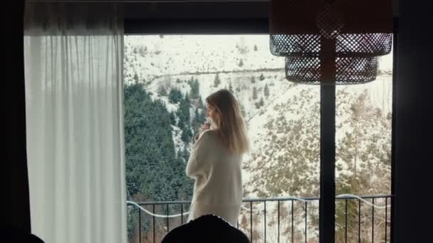 Rozważanie Zimowe Kobieta Kontemplując Snowy Forest Jej Nowoczesnej Mountain Home — Wideo stockowe