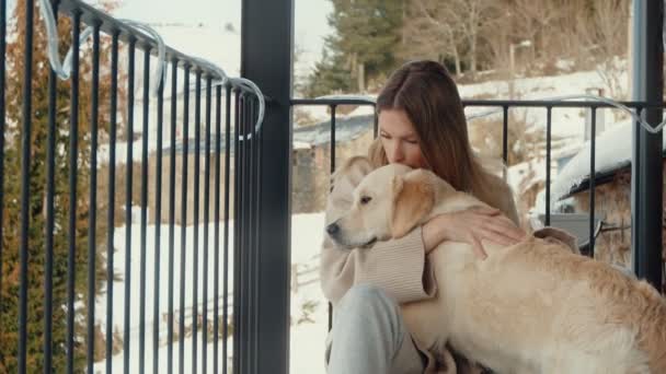 Momentos Inverno Íntimos Mulher Abraçando Seu Golden Retriever Uma Varanda — Vídeo de Stock