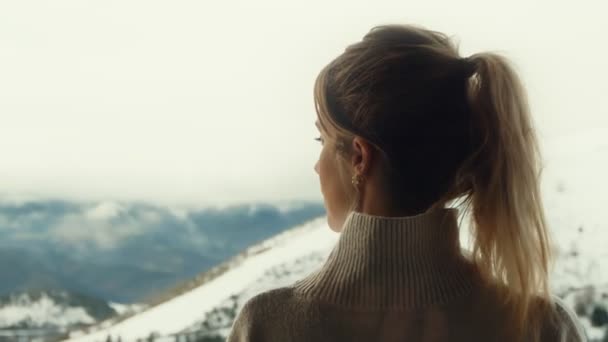 Atkuyruklu Dalgın Kadın Görkemli Karlı Dağ Manzarasına Hayran — Stok video
