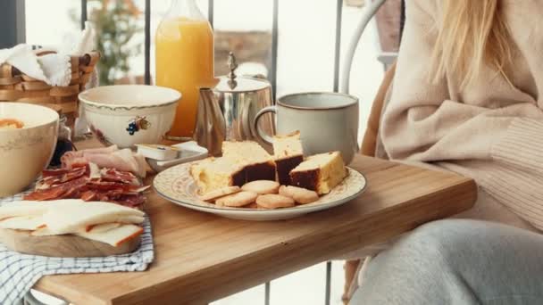 맛있는 즐거움 아늑한 아침을위한 트레이에 신선하게 케이크 — 비디오