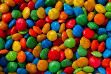 Kırmızı, mavi, yeşil, turuncu ve sarı gibi çeşitli renkleri bir araya getiren bir sürü şekerleme.