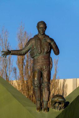 RIO GALLEGOS, ARGENTINA - 27 Haziran 2022: Malvinas 'ta düşen pilotlar için anıtın dikey fotoğrafı, tüm beden ve miğfer pilotu, Gaziler Günü