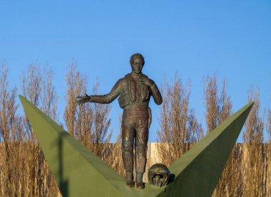 RIO GALLEGOS, ARGENTINA - 27 Haziran 2022: Malvinas düşen pilotlar heykel, çarpışmada hayatını kaybeden Arjantin hava kuvvetleri pilotları, gaziler günü, savaşçılar ve eski savaşçılar tarihi