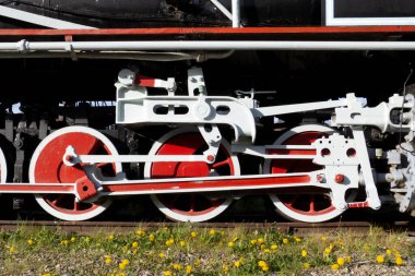 Demiryolu treninin ağır demir tekerlekleri şehrin demiryolu müzesinden onarıldı ve beyaza ve kırmızıya boyandı.