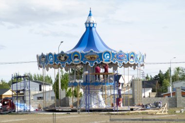 Rio Gallegos, Arjantin - 3 Kasım 2022: Bakım altındaki şehir atlıkarıncasını işçilerin operasyona hazırladığı manzara