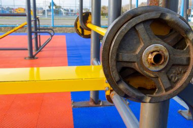 Sarı halka açık park ağırlığı yaklaşık 2,5 kg, hafif yıpranmış ve paslanmış durumda.