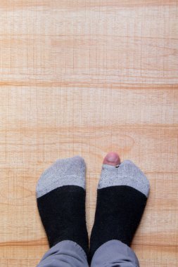 Yırtık çoraplı birinin dikey fotoğrafı metin, ihtiyaç konsepti ya da çok fazla giysi kullanımı