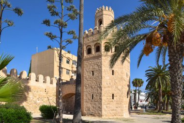 Eski kenti (Medine), Manastır ve Tunus 'u çevreleyen kule ve şehir savunma duvarları