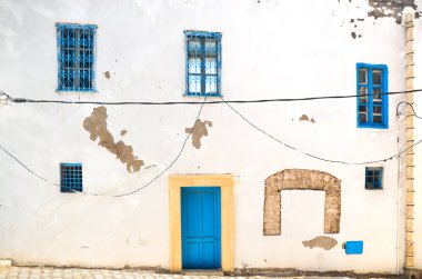 Sousse, Tunus 'ta beyaz bir apartman dairesi cephesi