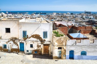 Sousse, Tunus 'taki ortaçağ medine manzarası. Arka planda liman ve deniz var..