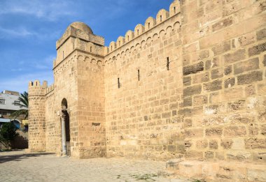 Ortaçağ Medine 'sindeki Ribat Kalesi' nin kapısı, Sousse, Tunus.