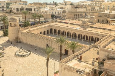 Susa 'daki ortaçağ medine manzarası ve Tunus' taki Büyük Cami..