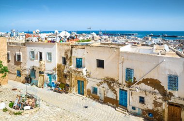 Sousse, Tunus 'taki ortaçağ medine manzarası. Arka planda liman ve deniz var..