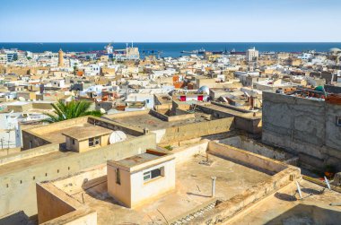 Sousse, Tunus 'taki Medine şehrinin arka planında liman var.