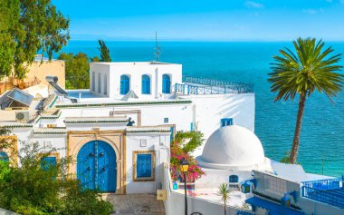 Sidi Bou Said, geleneksel beyaz ve mavi Tunus mimarisi Tunus 'un ünlü bir köyü..