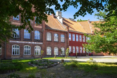 Polonya 'daki Gotik bir şatonun temelleri üzerine inşa edilen Orneta İlköğretim Okulu' nun binaları..