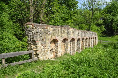 Melsztyn 'deki ortaçağ şatosunun kalıntıları, Rönesans duvarının bir parçası, Polonya.
