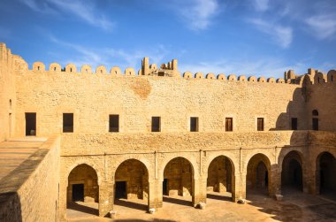 Ortaçağ Medine 'si olan Sousse, Tunus' taki Ribat kalesinin duvarları..