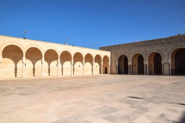 Mahdiya Büyük Camii 'nin avlusu, Mahdia, Tunus.