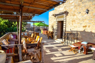 Hammamet, Tunus 'taki eski bir kalenin surlarında bulunan renkli bir kafe..